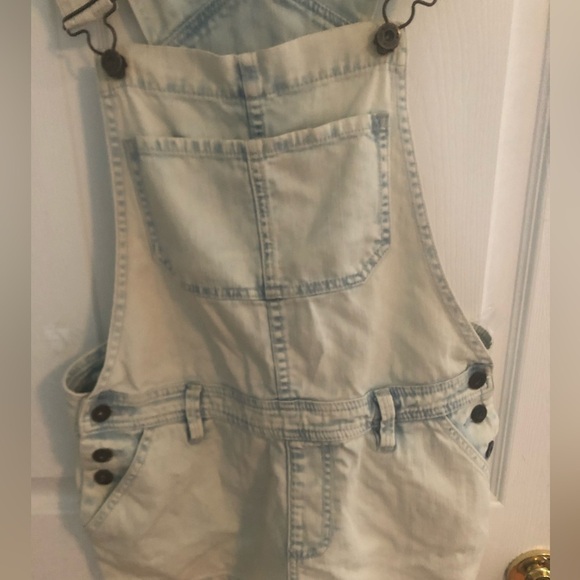 Bullhead Light Wash Denim Overall Shorts size medium - Picture 4 of 14